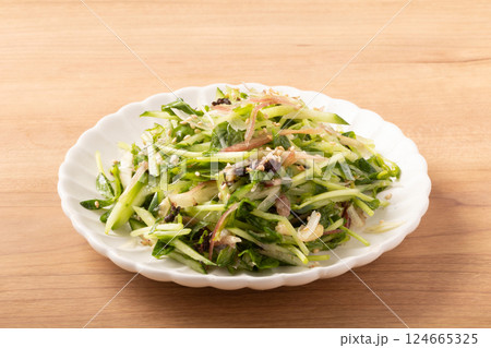 きゅうりとミョウガと豆苗のサラダ きゅうりとミョウガと豆苗のサラダ 124665325