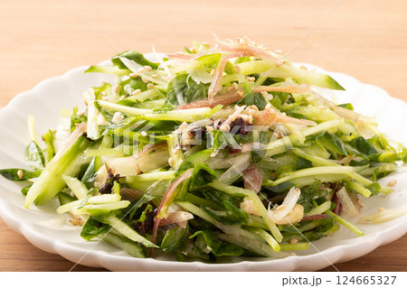 きゅうりとミョウガと豆苗のサラダ 124665327