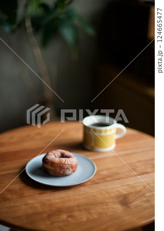 ホットコーヒーとおやつのシュガードーナツ 124665477