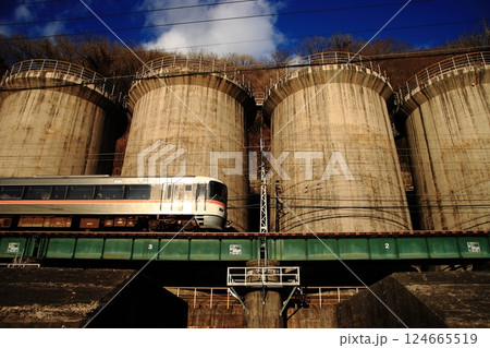 天にそびえるのサージタンクを横目に泰阜ダムの敷地内を掠める飯田線373系_2025/2/9撮影 124665519