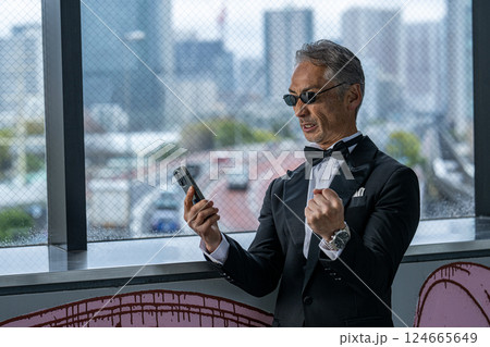 オフィスビルの社長室で電話越しに怒りをぶつける経営者 オフィスビルの社長室で電話越しに怒りをぶつける経営者 124665649