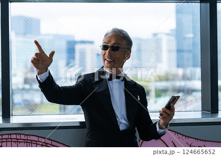 オフィスビルの社長室で電話越しに怒りをぶつける経営者 124665652