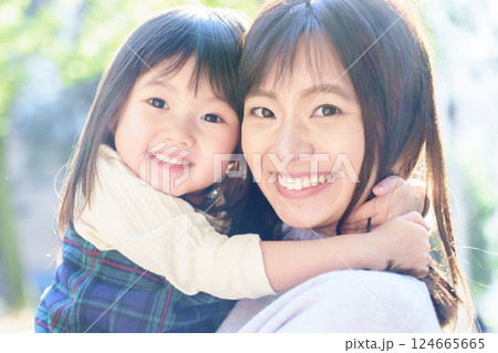 女の子とお母さん ポートレート 女の子とお母さん ポートレート 124665665