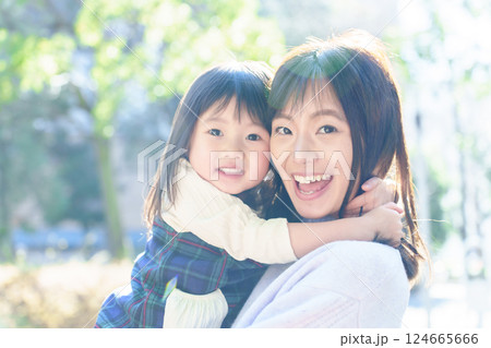 女の子とお母さん　ポートレート 124665666