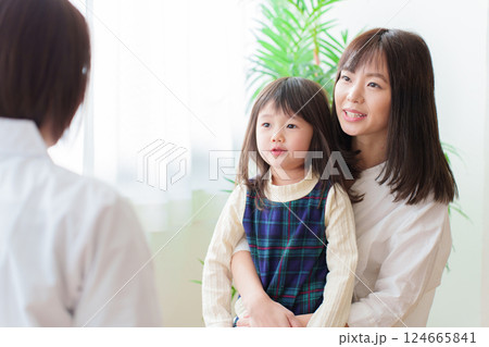 診察を受ける女の子　小児科医とお母さん 124665841