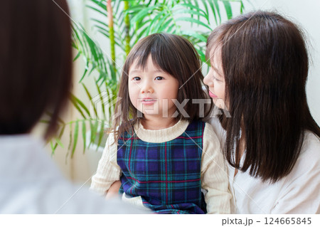 診察を受ける女の子　小児科医とお母さん 124665845