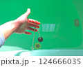 お風呂の栓を抜く 124666035