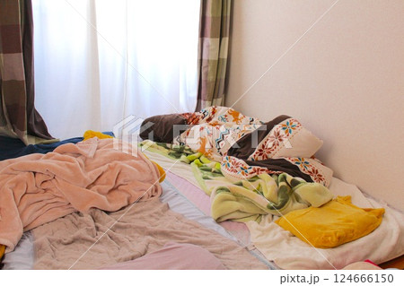 敷きっぱなしの布団 124666150