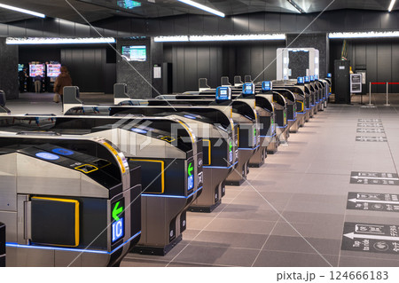 大阪メトロ 夢洲駅の改札 124666183