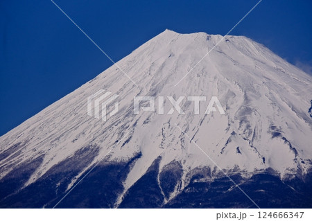 駿河湾から見た冬の冠雪した富士山 駿河湾から見た冬の冠雪した富士山 124666347