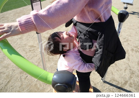 仲良し親子 124666361