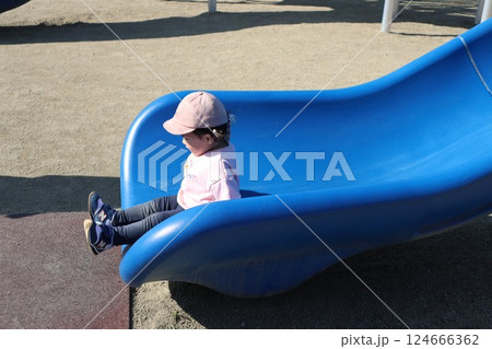 すべり台をする女の子 124666362