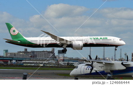エバー航空B78X福岡空港アプローチ 124666444