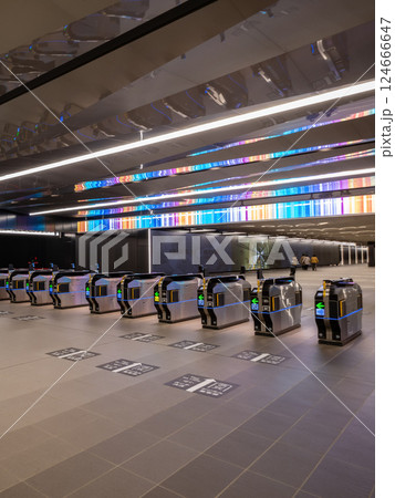 大阪メトロ 夢洲駅の改札 124666647