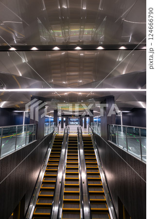 大阪メトロ 夢洲駅のエスカレーター 大阪メトロ 夢洲駅のエスカレーター 124666790