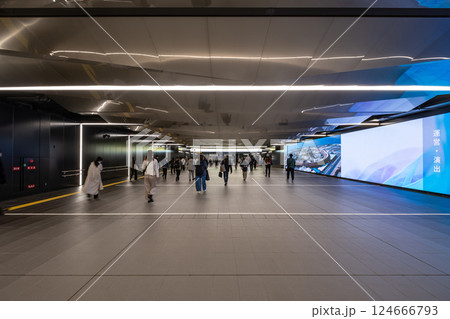 大阪メトロ 夢洲駅のコンコース 124666793