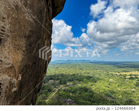 シギリヤロックの岩壁と眼下に見える遺跡と森林の風景、世界遺産 124666804