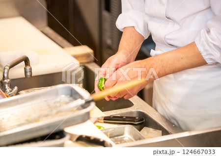 天ぷらを揚げる料理人 124667033