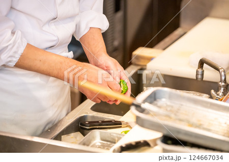 天ぷらを揚げる料理人 124667034