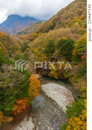 秋の山梨県山梨市 紅葉の西沢渓谷 秋の山梨県山梨市 紅葉の西沢渓谷 124667149