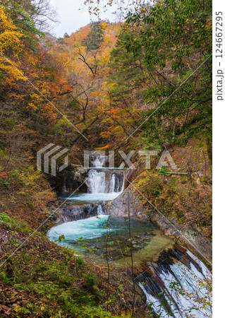 秋の山梨県山梨市 紅葉の西沢渓谷 七ツ釜五段の滝 秋の山梨県山梨市 紅葉の西沢渓谷 七ツ釜五段の滝 124667295