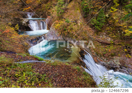 秋の山梨県山梨市　紅葉の西沢渓谷　七ツ釜五段の滝 124667296
