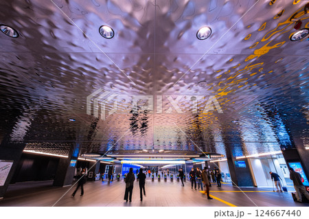 大阪メトロ 夢洲駅の天井とエントランス 124667440