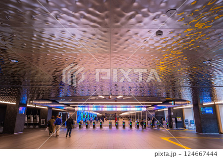 大阪メトロ 夢洲駅の天井とエントランス 124667444