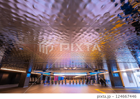 大阪メトロ 夢洲駅の天井とエントランス 124667446