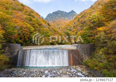 秋の山梨県山梨市 紅葉の西沢渓谷 秋の山梨県山梨市 紅葉の西沢渓谷 124667517