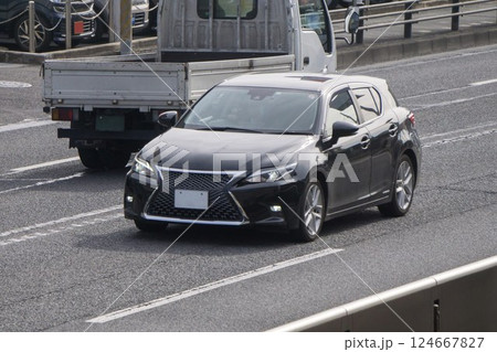 コンパクトクロスオーバーSUV 道路走行中 コンパクトクロスオーバーSUV 道路走行中 124667827