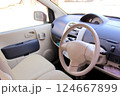 車の運転席 124667899