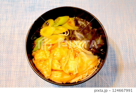 温かいうどん 温かいうどん 124667991