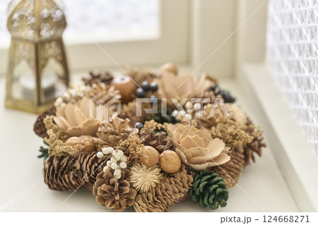 窓辺に飾られたクリスマスリース　クリスマスイメージ 124668271