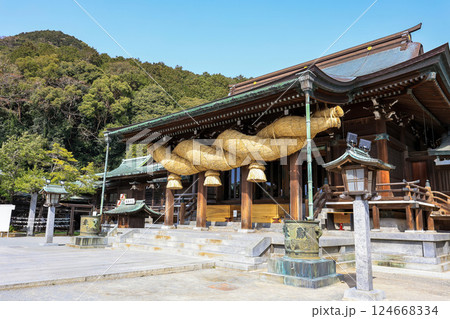 拝殿の注連縄（右方） 124668334