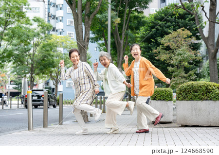 はしゃぐシニア女性 124668590