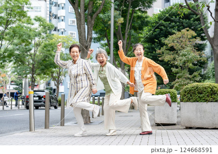 はしゃぐシニア女性 124668591