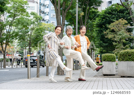 はしゃぐシニア女性 はしゃぐシニア女性 124668593