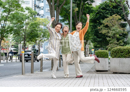 はしゃぐシニア女性 はしゃぐシニア女性 124668595