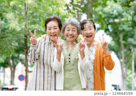 仲良しシニア女性 124668599