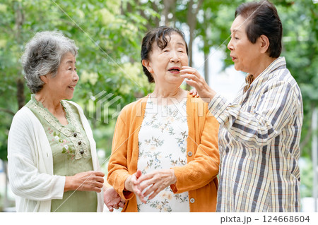 仲良しシニア女性 仲良しシニア女性 124668604