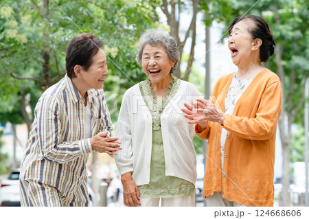 仲良しシニア女性 仲良しシニア女性 124668606