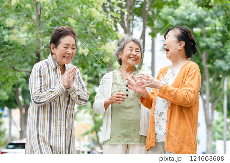 仲良しシニア女性 124668608