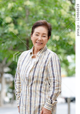 シニア　女性　ポートレート 124668619
