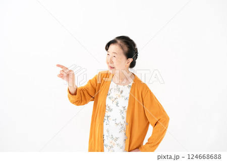 シニア女性　ポートレート　指差し 124668688