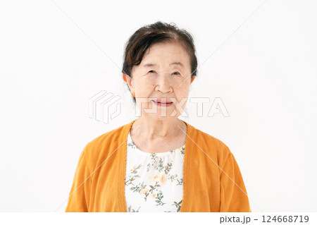 シニア女性 ポートレート シニア女性 ポートレート 124668719