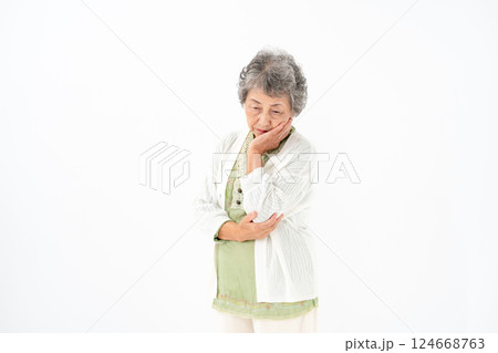 シニア女性　ポートレート　悩む 124668763