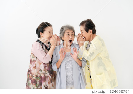 シニア女性　内緒話 124668794