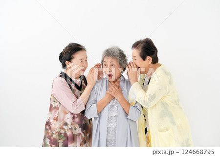 シニア女性　内緒話 124668795