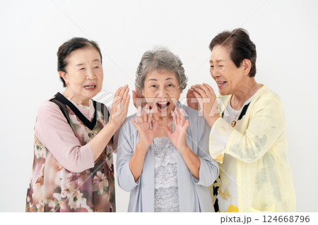 シニア女性　内緒話 124668796
